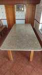 Mesa de madeira com cobertura de granito