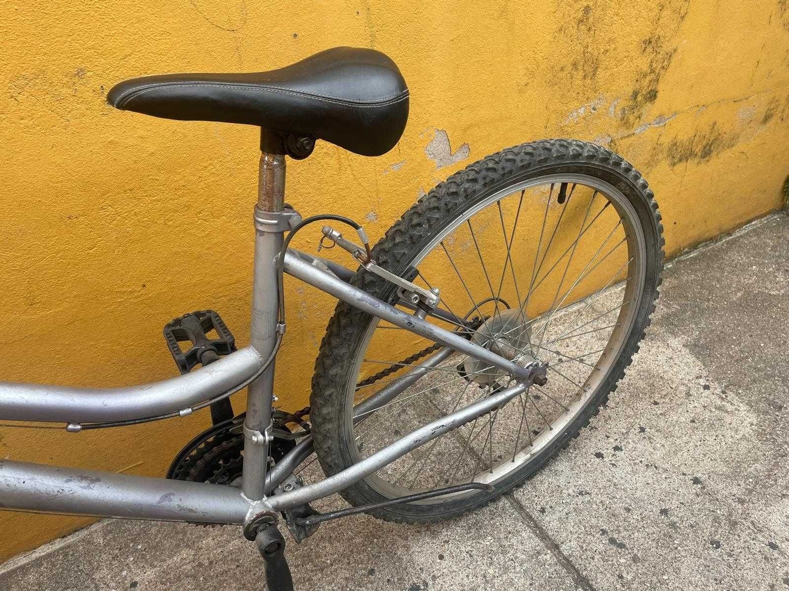 Bicicleta de montanha cinza usada