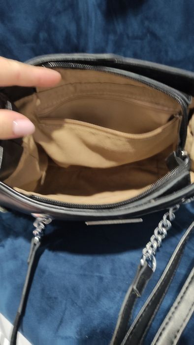 Torebka logowana guess czarna damska pikowana