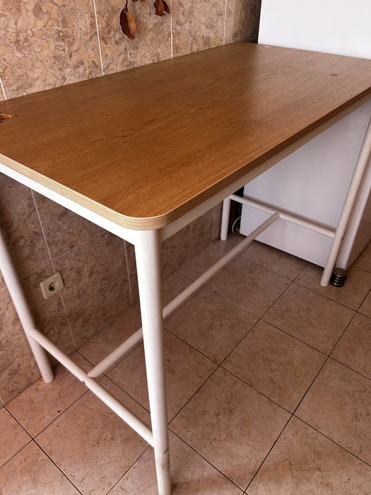 Mesa alta com furo para electricidade