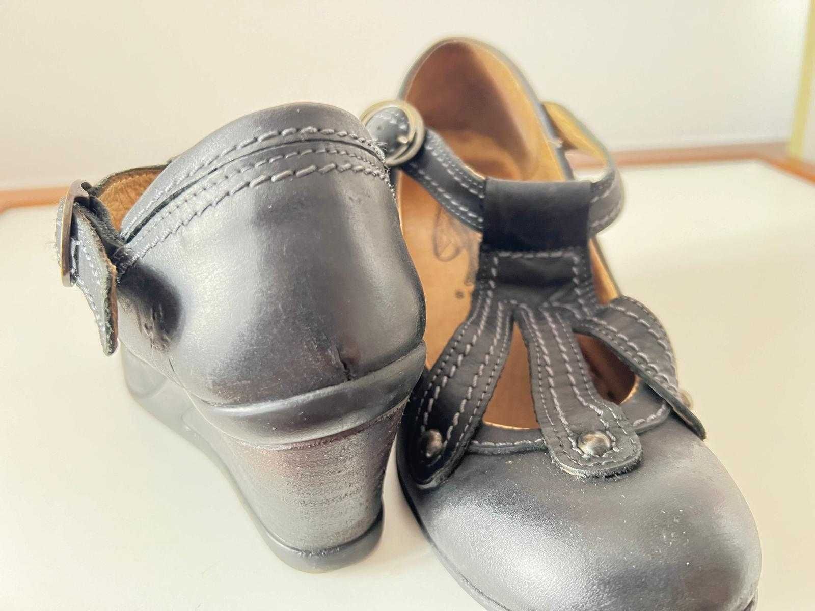 Sapatos em pele preta Fly London