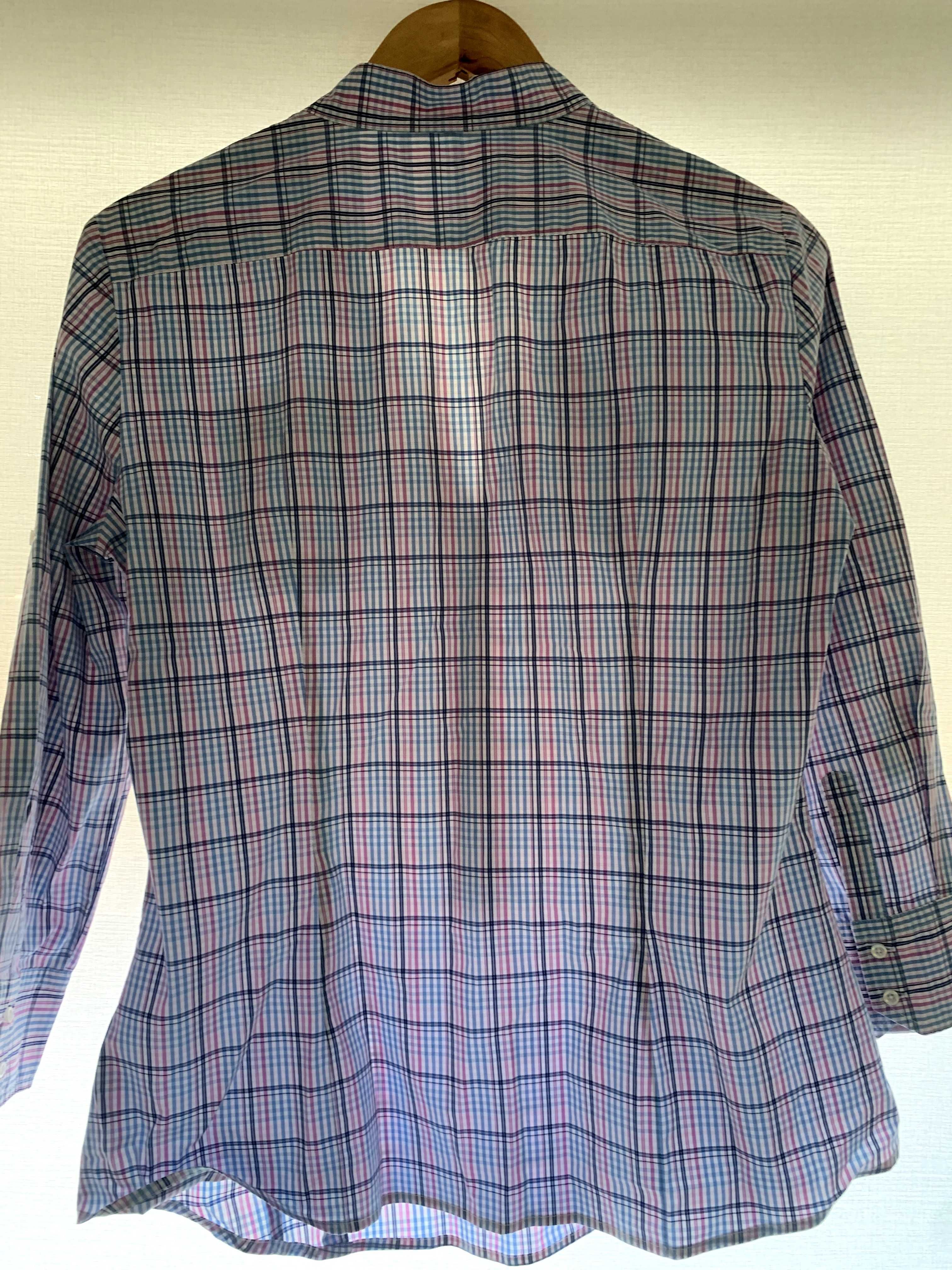 Camisa de riscas azul e rosa
