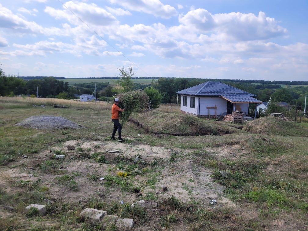 Уборка ділянки, викошування бурьяну