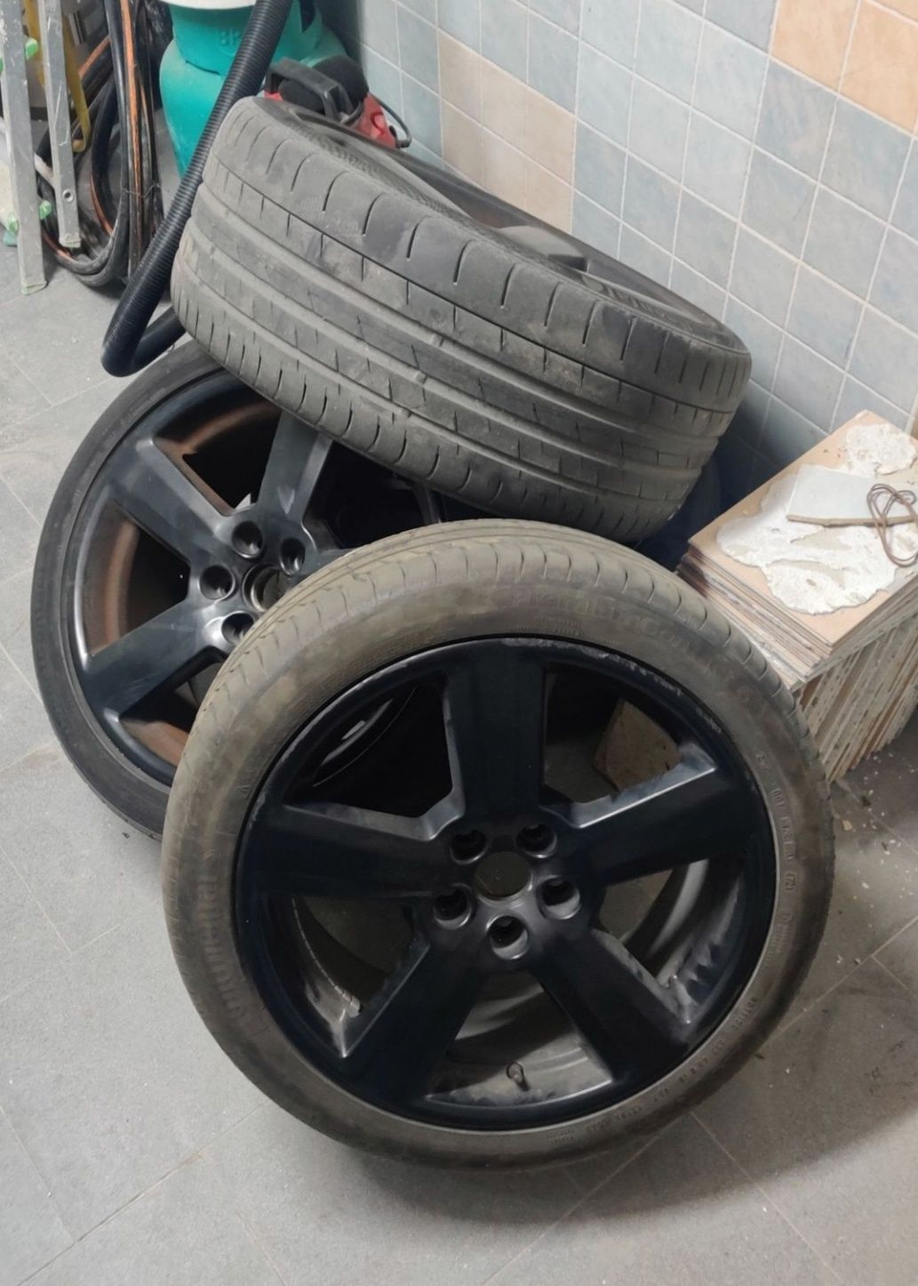 Jantes 18" com pneus Continental 235/40.
Dois praticamente novos, os o