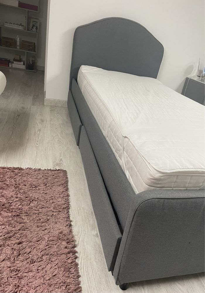 Cama cizenta com arrumação, colchão e protetor colchão ótimo estado