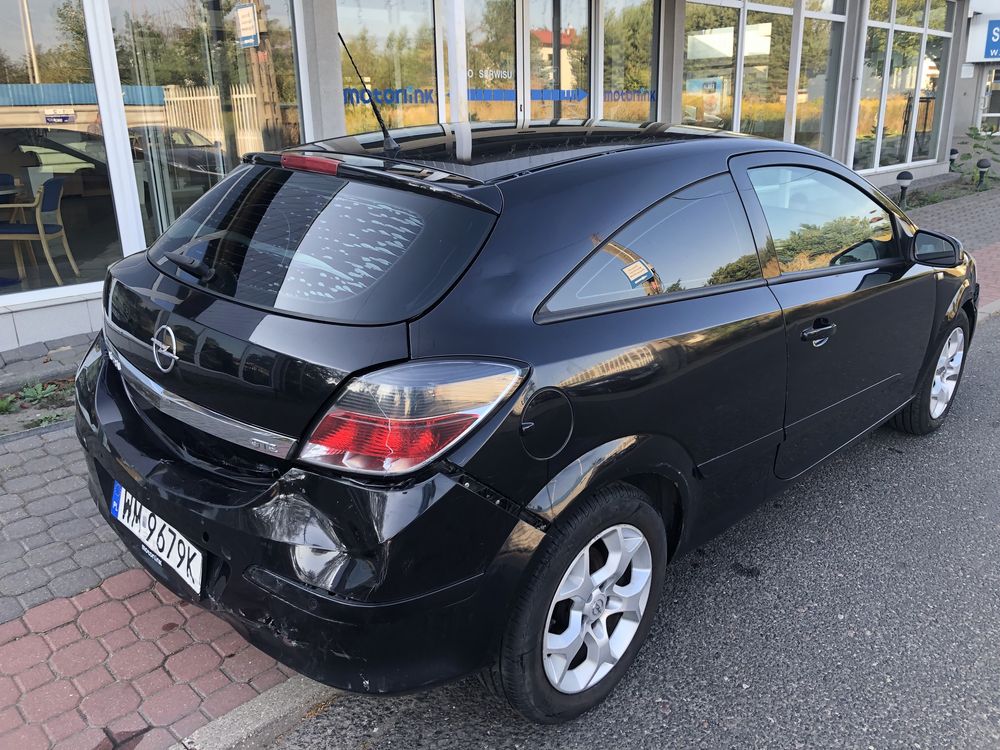 Opel Astra GTC uszkodzony