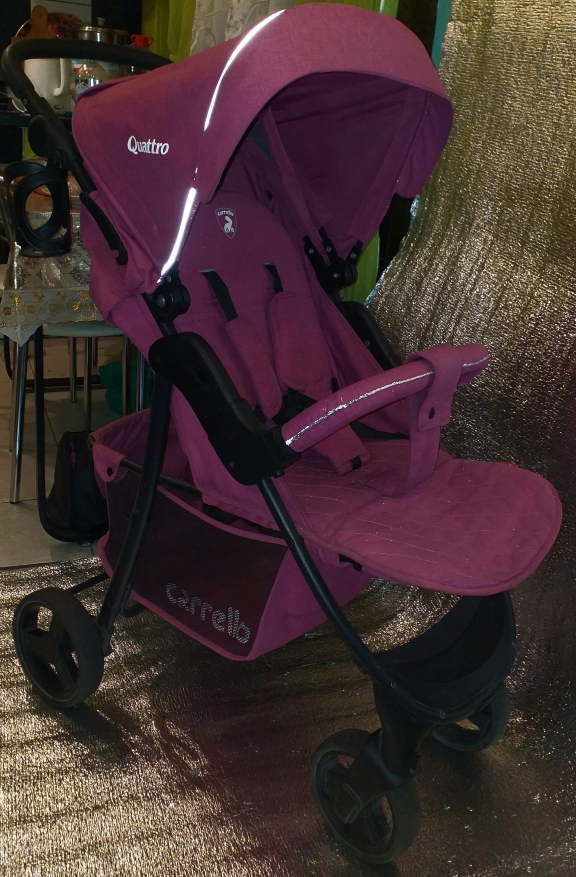 Продам детскую прогулочную коляска Carello Quattro