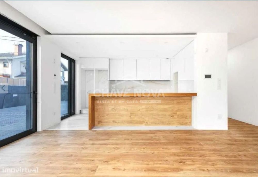 Moradia Isolada T4 em fase final de acabamentos em Serzedo