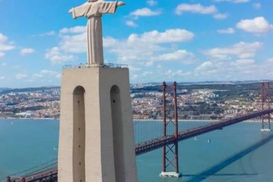 Quarto amplo com marquise fechada para arrendar em Almada junto ao rio