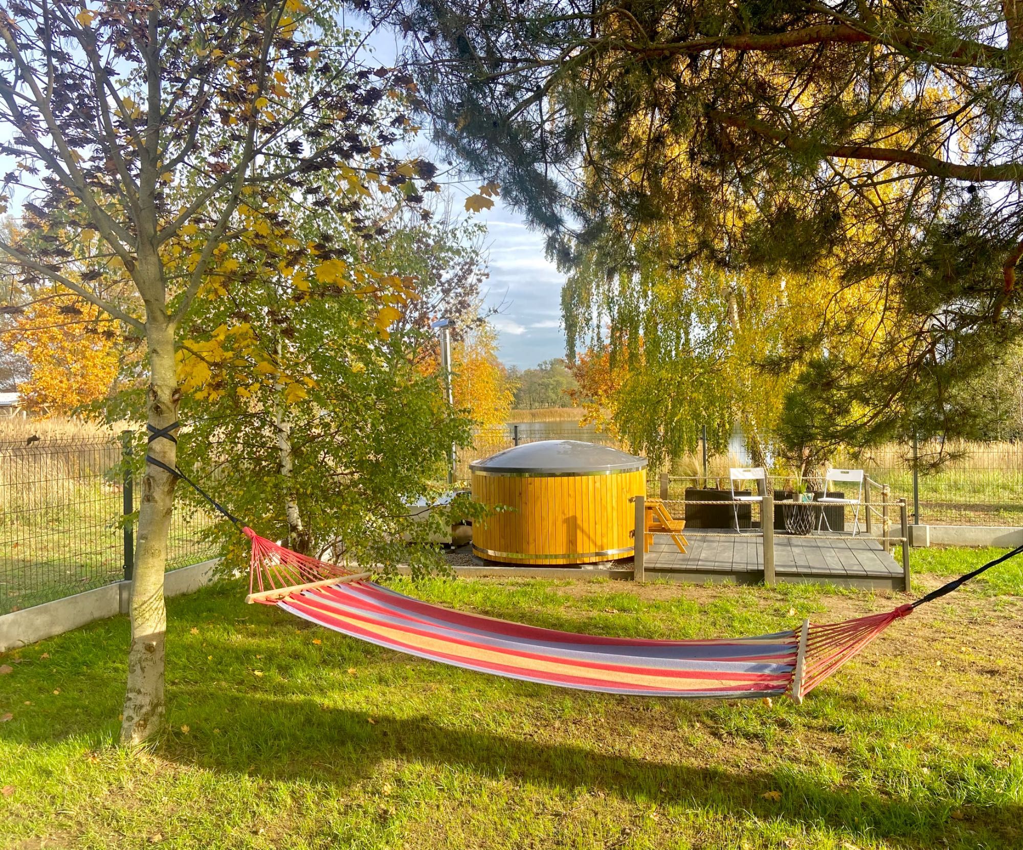 DOMEK HOMI 1 nad jeziorem z BANIĄ ( jacuzzi) wolne lipiec/sierpień