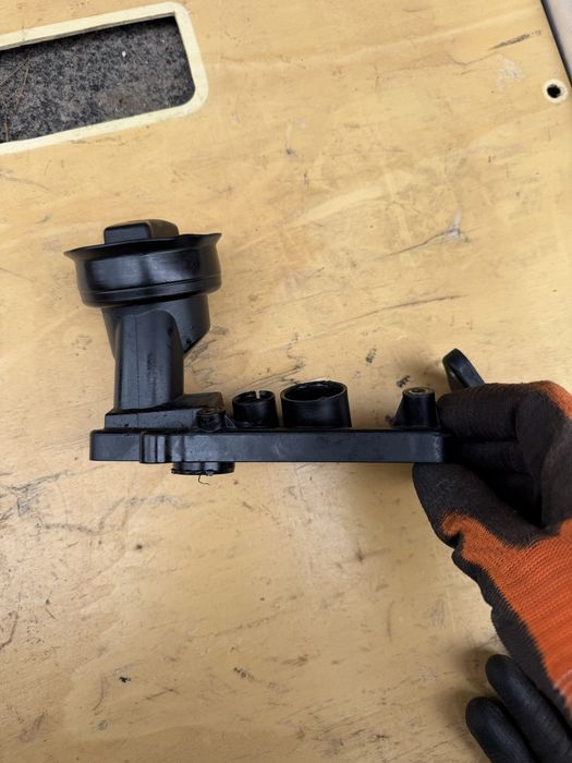 VW Crafter Крафтер 2.5 маслозаливна горловина Фольксваген 076115308a