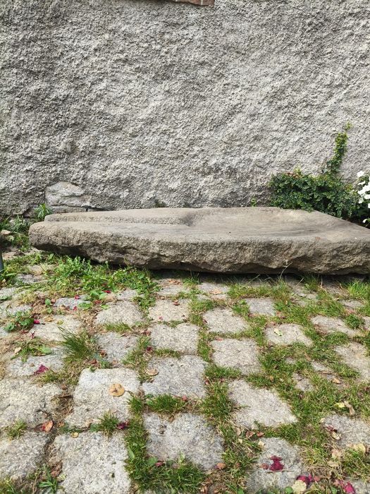 Kamienny sarkofag/koryto kamienne/niecka kamienna z rynną (granit)