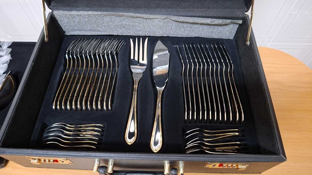 Conjunto de talheres para 12 pessoas. Dourado.
