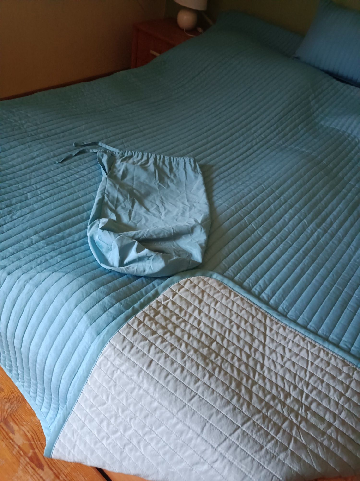 Narzuta turkusowa ma łóżko