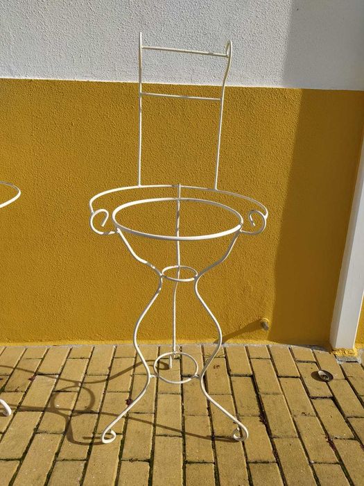 Lavatório antigo em ferro pintado de branco, só estrutura