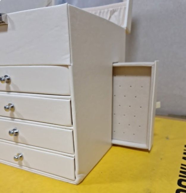 Organizer na biżuterię z 6 szufladami i lusterkiem