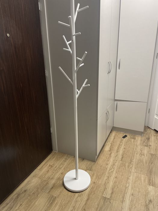 wieszak stojący biały przedpokój