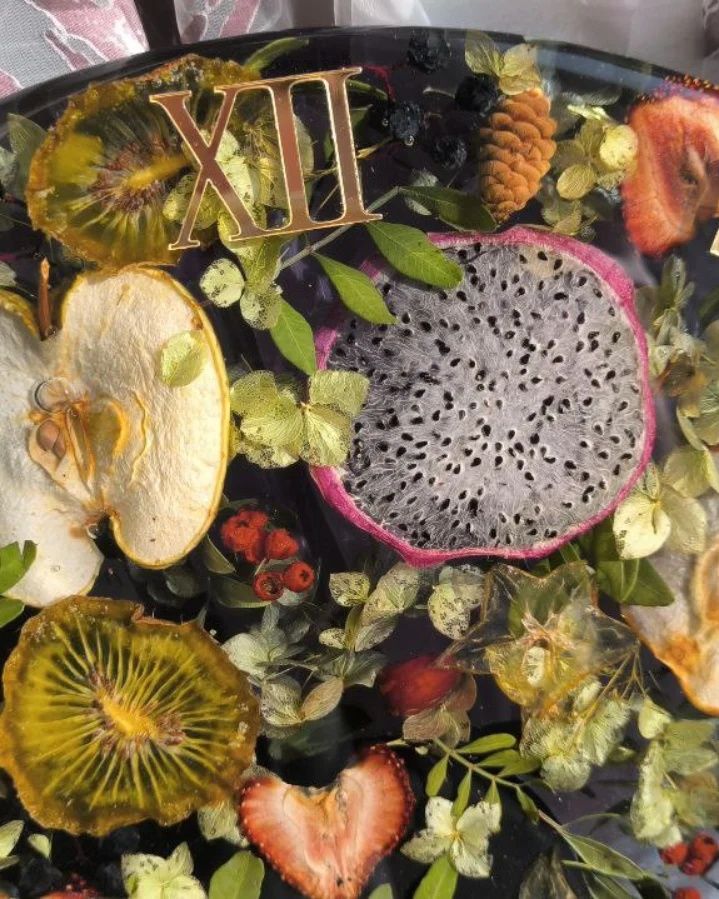 Годинник настінний з епоксидної смоли та натуральними квітами і фрукта