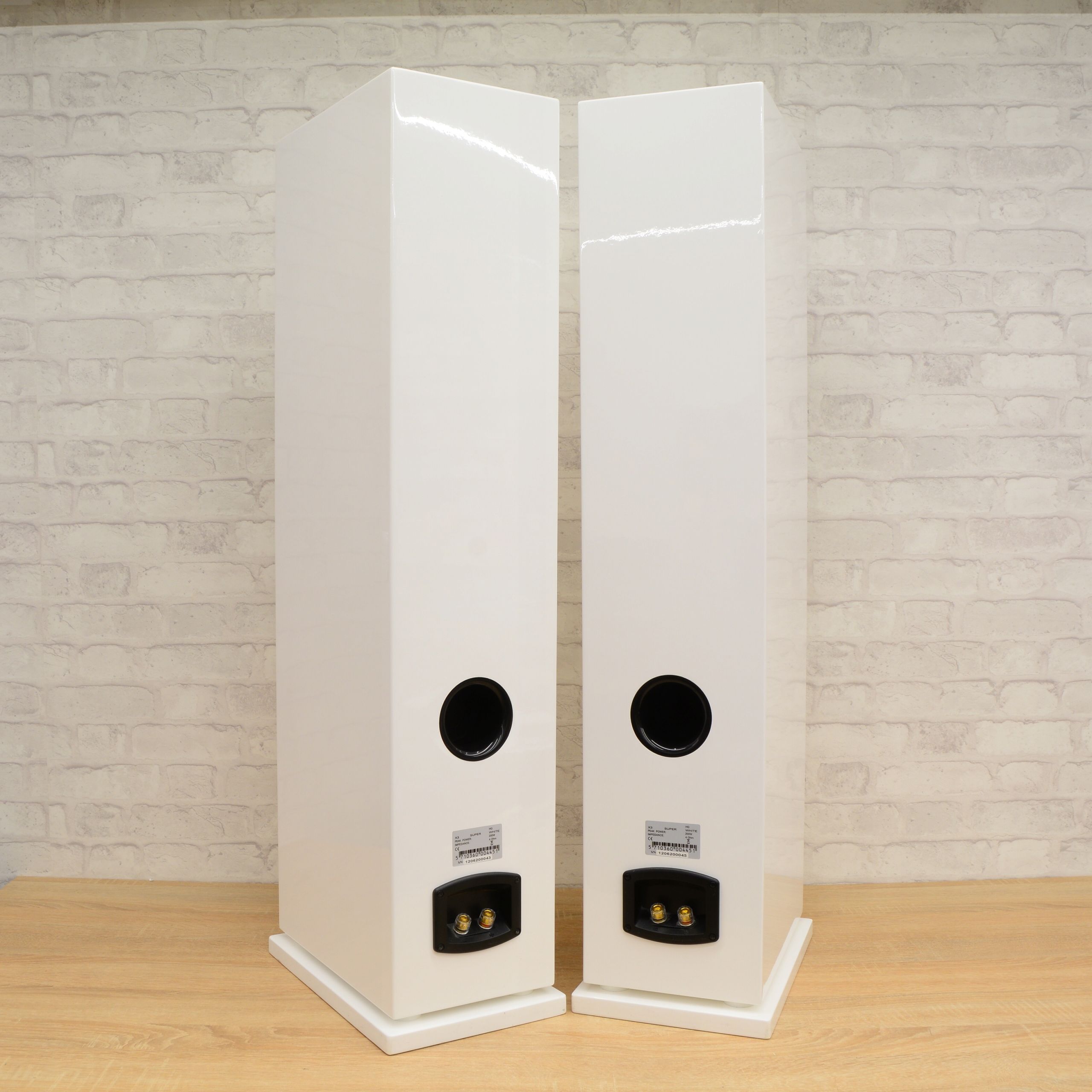 Białe kolumny Głośnikowe podłogowe stereo Audiovector X3 Super