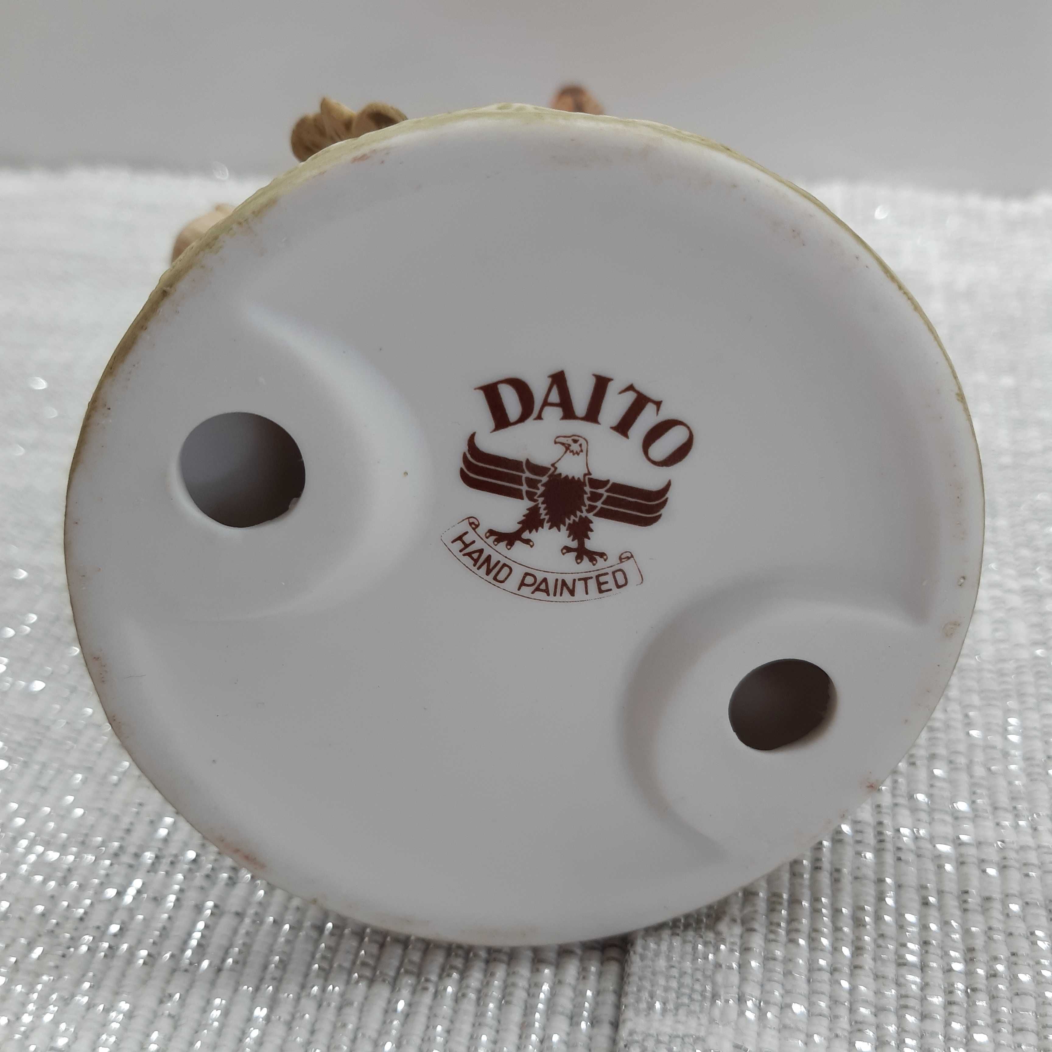 Śliczna figurka wiewiórki na drzewie Daito