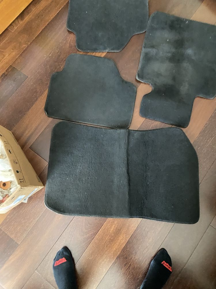 Dois conjuntos de tapetes para carro
