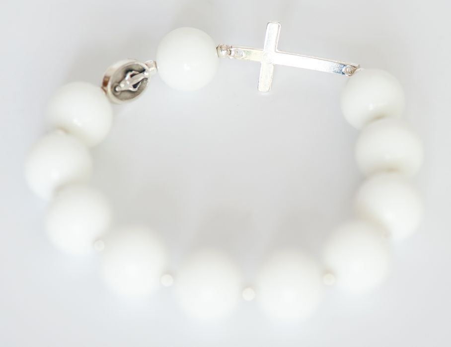 Bransoletka komunijna dziesiątka różańcowa Agat Biały Faset JP i MB