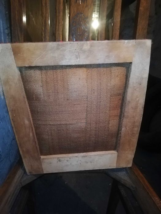 Krzesła brązowe stare