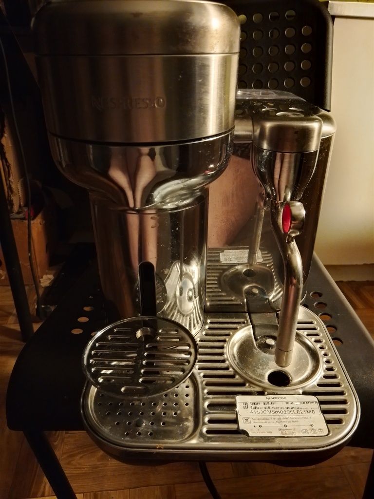 Ekspres Nespresso Vertuo Creatista, stal nierdzewna.