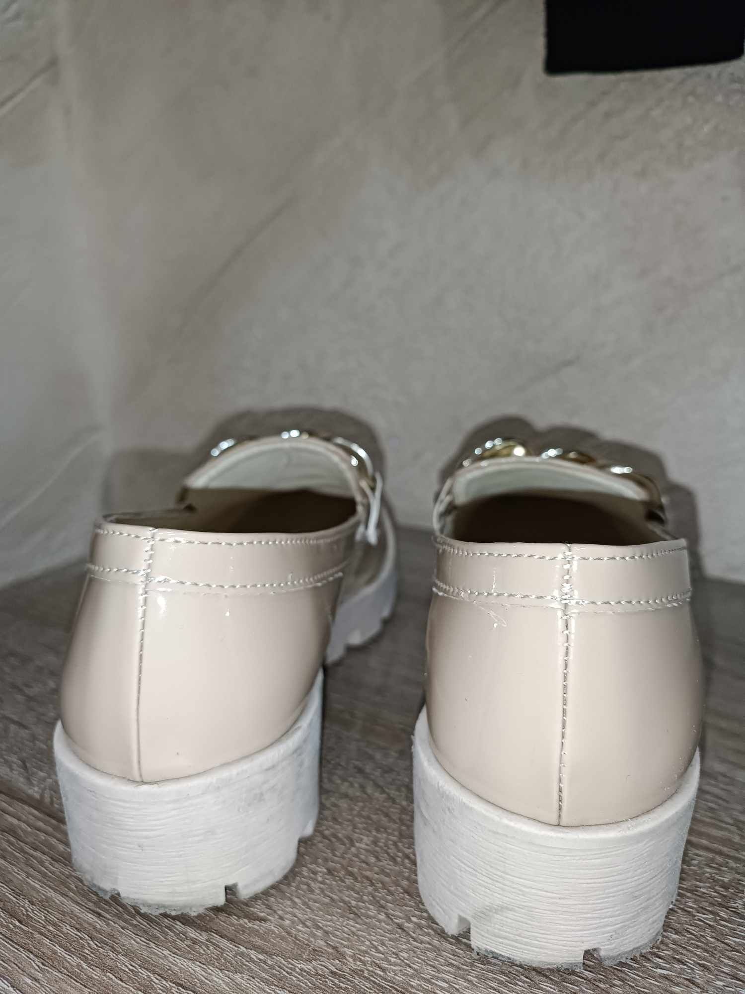 Buty damskie z łańcuchem