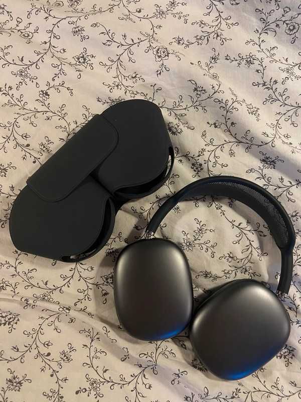 Czarne air pods max