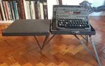Máquina de escrever Underwood com suporte em tripé articulado. Rara