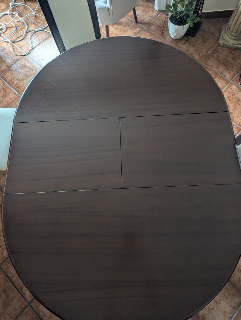 Mesa de jantar em mogno