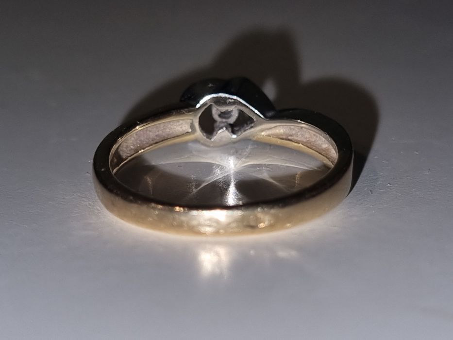 złoty pierścionek z diamentem