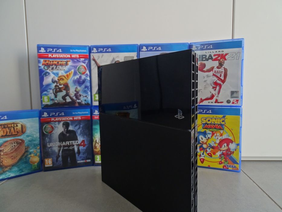 PlayStation 4, com 9 Jogos e com uma commando Semi-Funcional