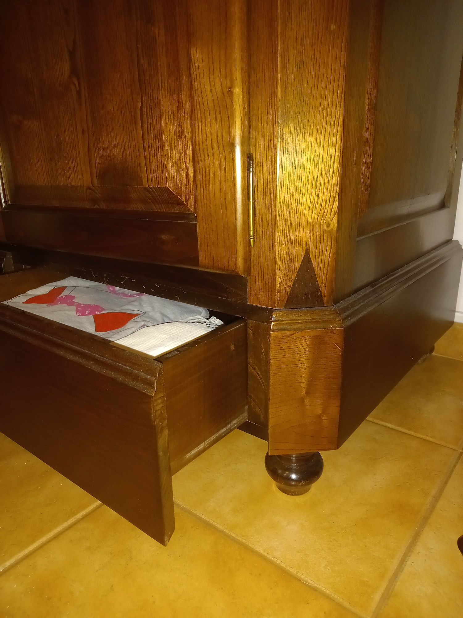 Mobília quarto em madeira de Castanho com compartimentos de segurança