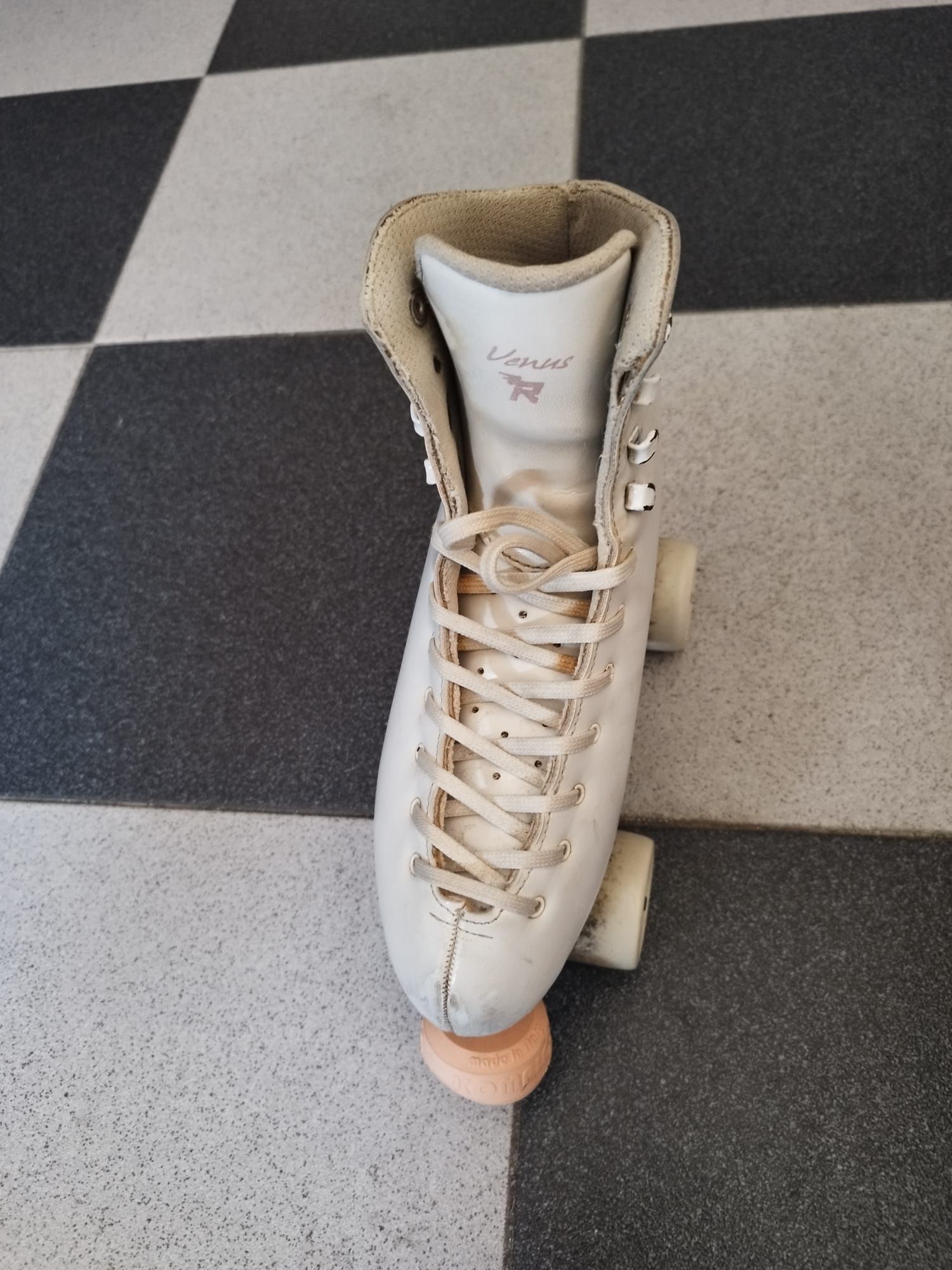 Patins de patinagem artística.