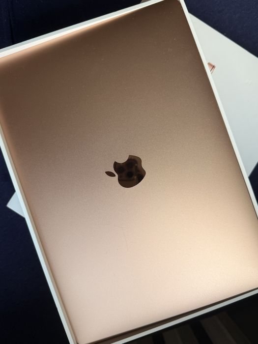 MacBook Air M1 13″ 8 GB / 256 GB – Różowe Złoto – Stan Bardzo Dobry