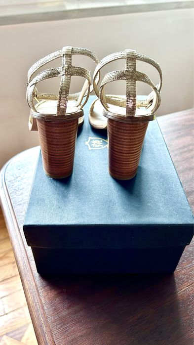 Sandálias douradas Massimo Dutti
