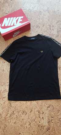 Футболка Fred Perry на лампасах