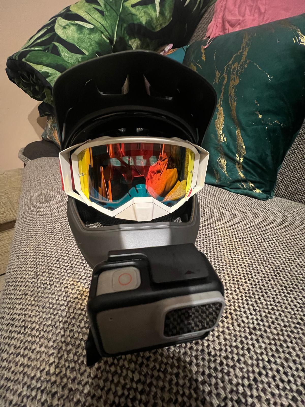 Kask full face z goglami