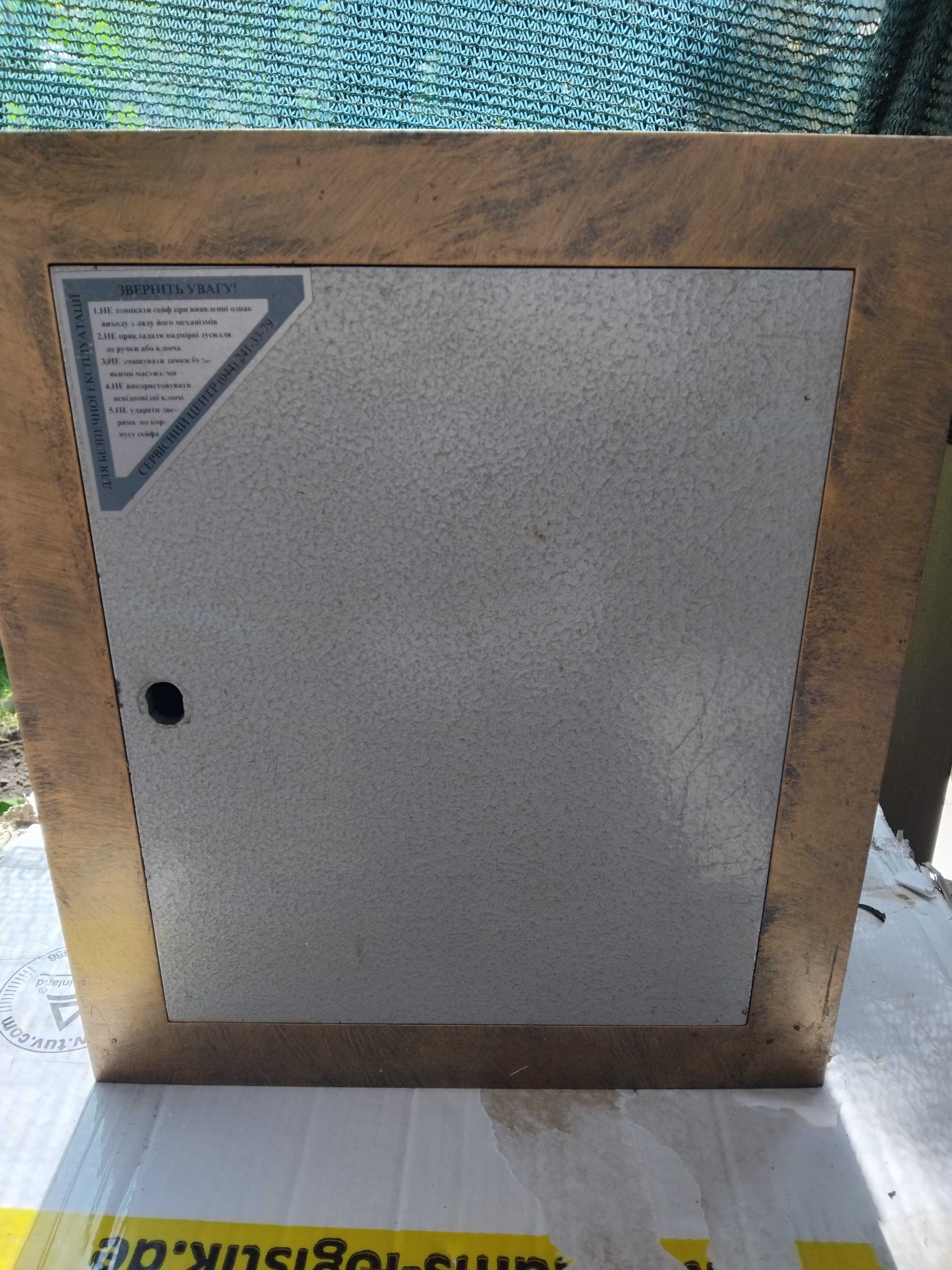Продам сейф розмір 40× 35×29 тощина металу 06мм
