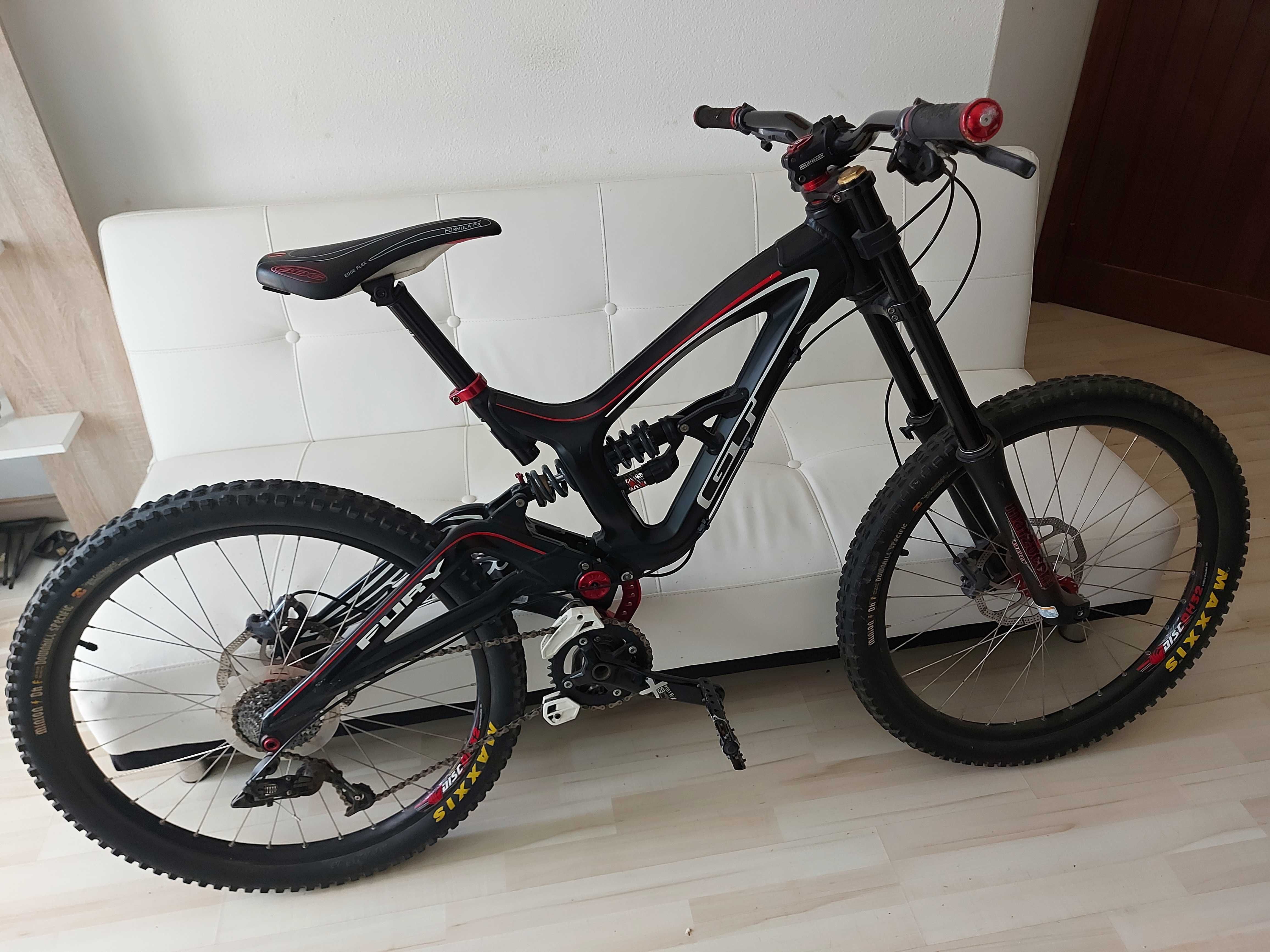 Downhill Bike GT FURY ALLOY 2.0 - Complete Equipment