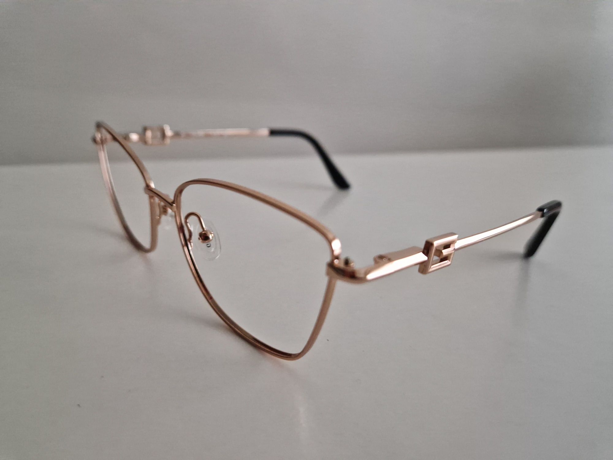 Armação de óculos Guess e caixa