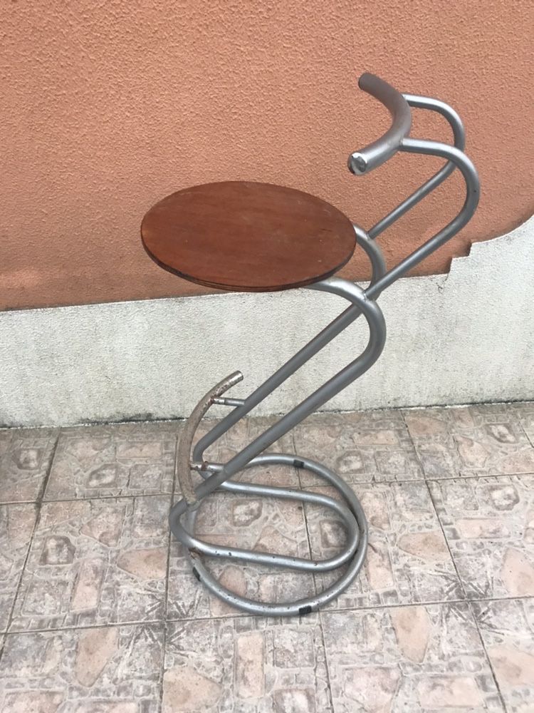 Banco alto para cozinha ou musico.