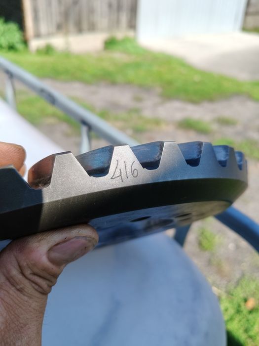 Wałek atakujący z kołem talerzowym przedniego napędu do MF