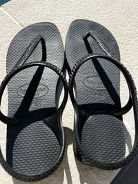 Havaianas de crianca, pretas.