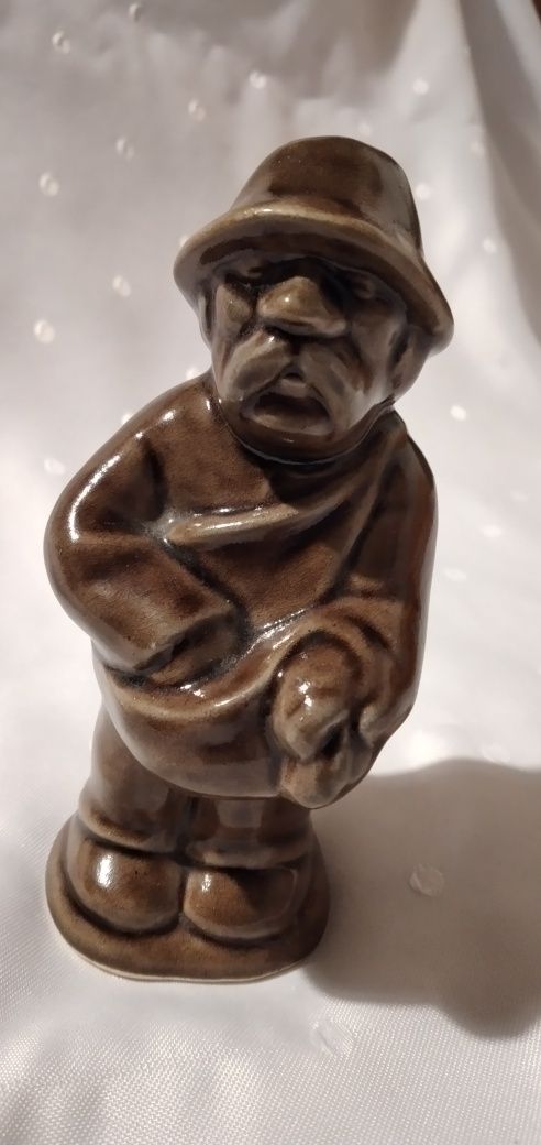 Siewca, sygnowana figurka z okresu prl figurka z porcelanya
