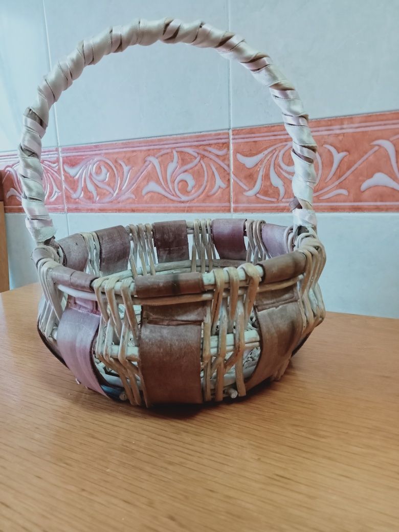 Cesta com pega em verga