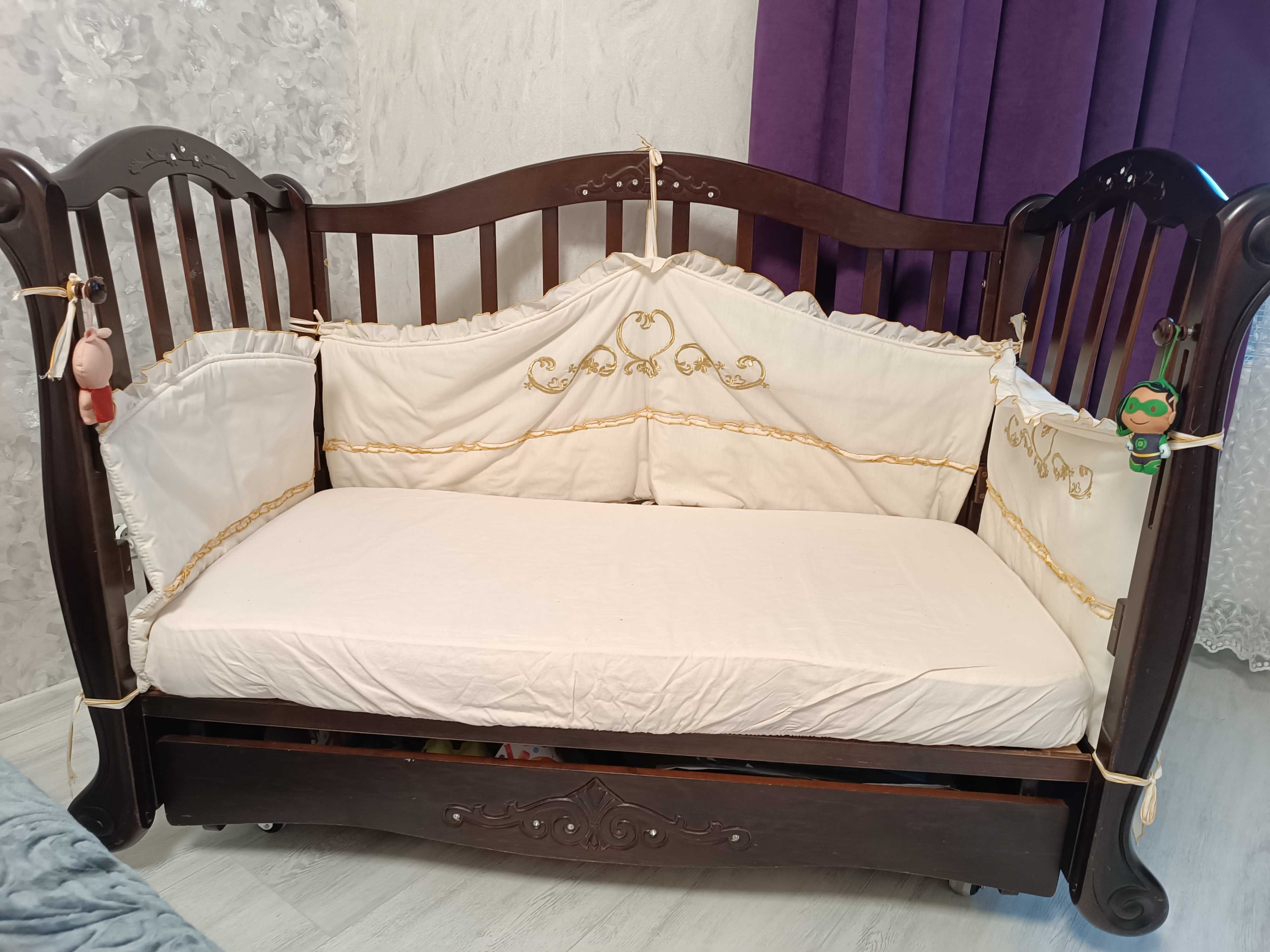 Дитяче ліжечко (виріб з дерева) з накидкою  та матрацом