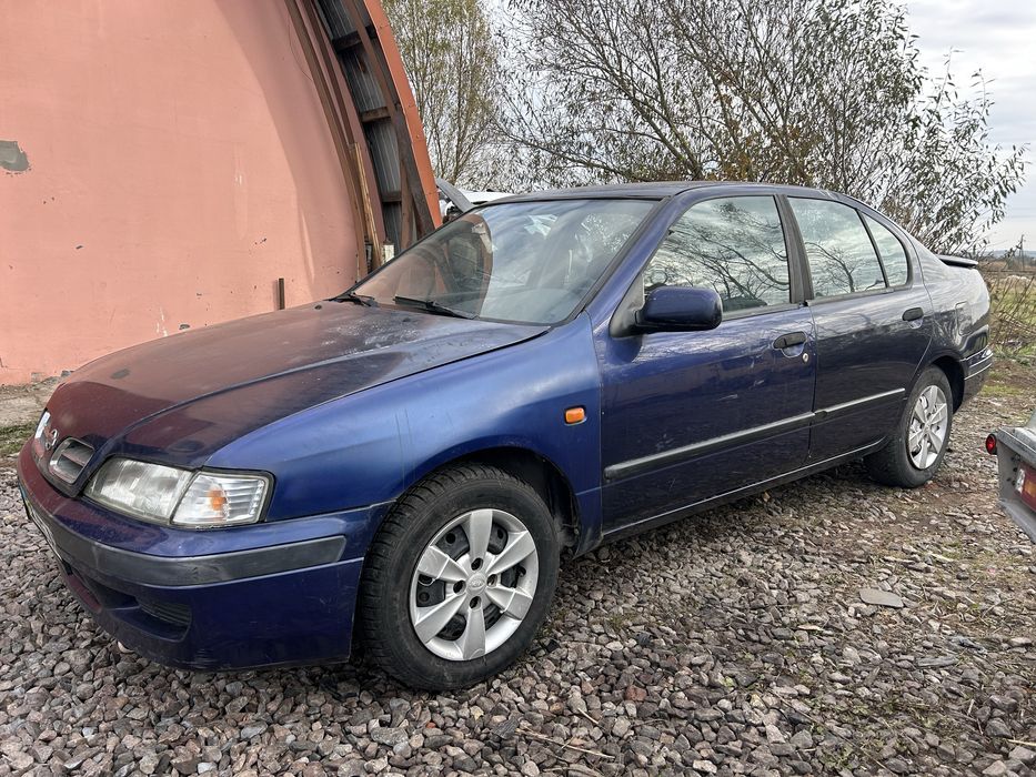 Нісан премєра 2.0тді седан синій